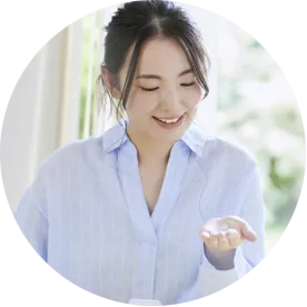 ピルを手にする女性